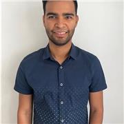 Profesor de matemáticas imparte clases a jóvenes entre los niveles de ESO y Bachillerato